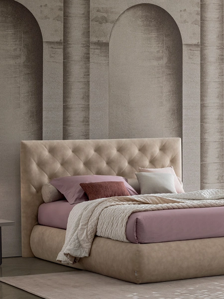 Letto Beat in pelle imbottita con testiera trapuntata di Oggioni