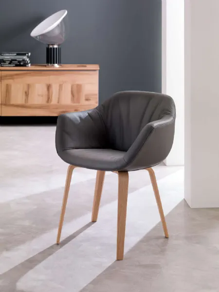 Sedia con braccioli imbottita e rivestita in pelle con base in legno Eliot di Ozzio