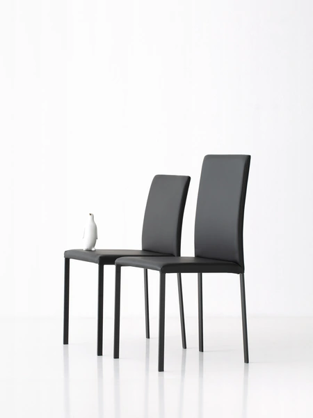Sedia Giulia rivestita in ecopelle con gambe metalliche di Pointhouse