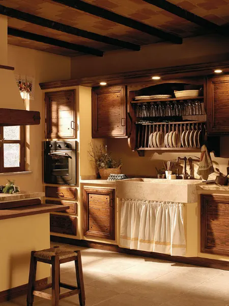Cucina in Muratura con penisola in legno e top in travertino Giulietta Corteccia di Zappalorto