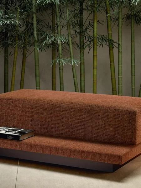 Pouf Akira in tessuto con piede in legno laccato di Doimo Salotti