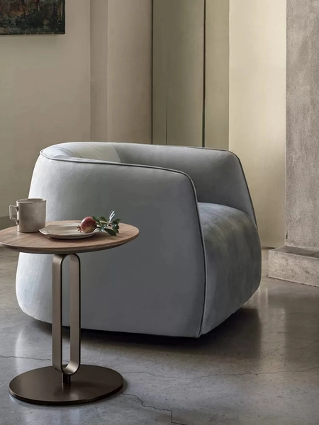 Tavolino Alfred con top in legno e base portariviste in acciaio laccato di Bontempi