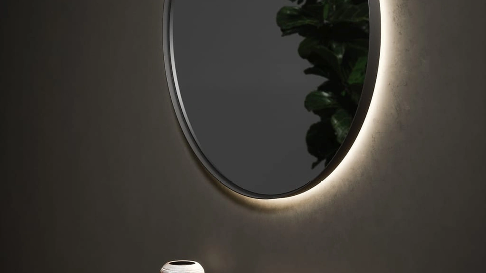 Specchio Astrid con cornice in laccato ossidato retroilluminata di Novamobili