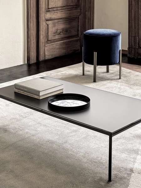 Tavolino Diagonal con piano in cristallo e base in acciaio laccato di Bontempi