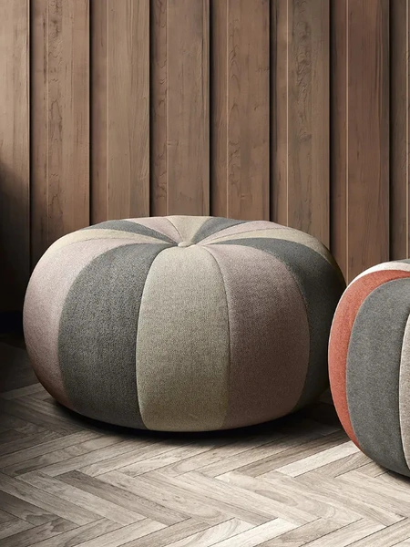 Pouf dalla forma tonda Bound in tessuto con lavorazione a spicchi colorati di Doimo Salotti