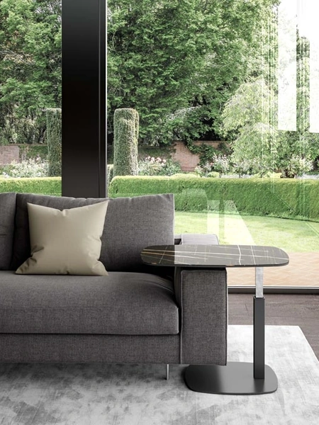 Tavolino regolabile in altezza Servus finitura Marble Glass sagomato con base in metallo di Easyline