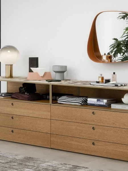 Specchio Flow con cornice in cuoio di Novamobili