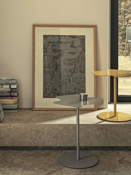 Tavolino Flower con piano sagomato e struttura in acciaio laccato di Bontempi