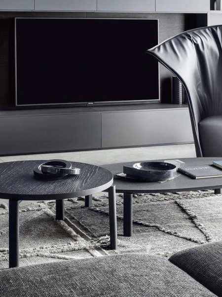 Tavolino rotondo in legno e ovale in pietra lavica Fly di Novamobili