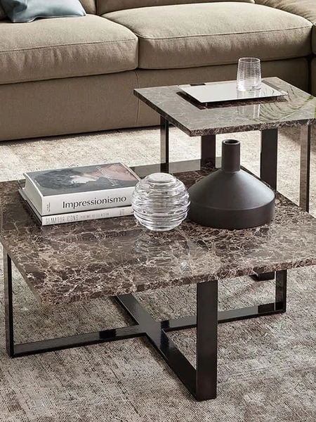 Tavolino Heathrow con top in marmo di Rosini Divani