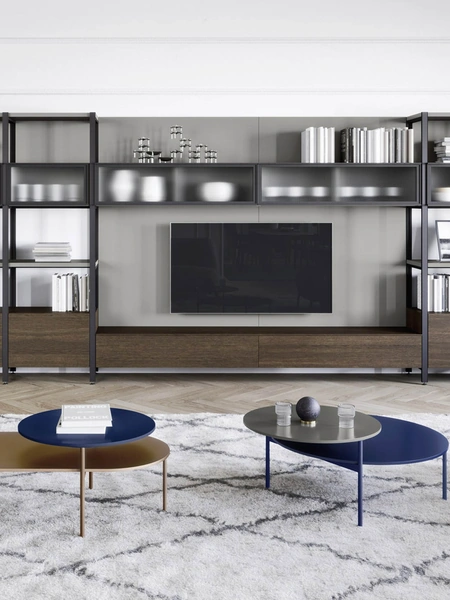 Tavolino con due piani posti ad altezze diverse Kin in laccato e metallo di Novamobili