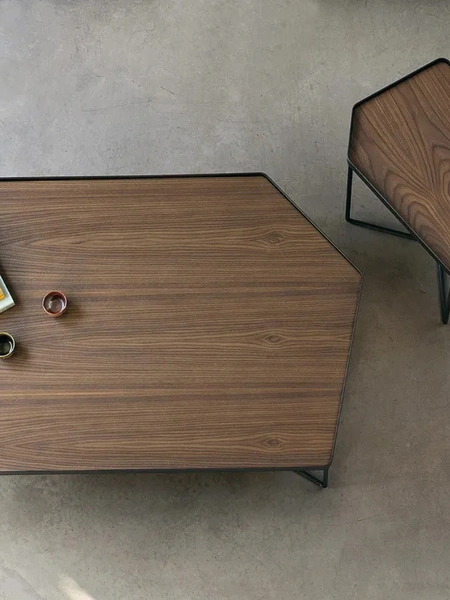 Tavolino dalla forma irregolare in legno con struttura in metallo Kirk di Doimo Salotti