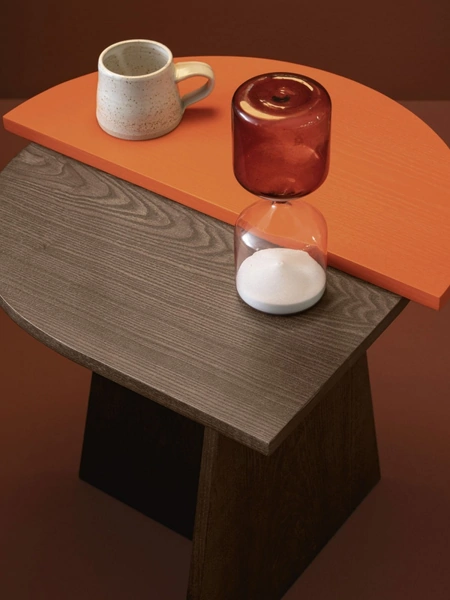 Tavolino Kisai 02 in legno con piano a contrasto in frassino tinto e laccato di Oggioni