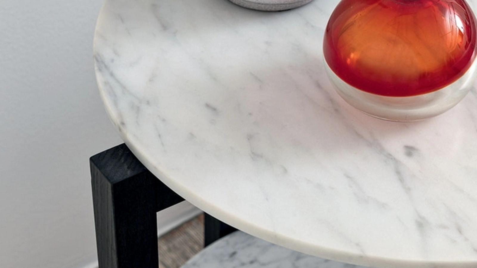 Tavolino Lanzo con top in marmo bianco Carrara e struttura in frassino tinto di Oggioni