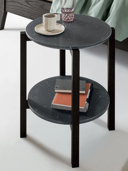 Tavolino Lanzo con top in marmo nero marquinia e struttura in frassino tinto di Oggioni