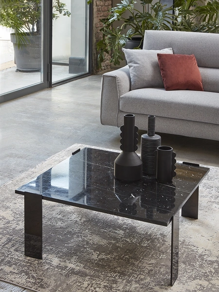 Tavolino Melbourne con top in marmo di Rosini Divani