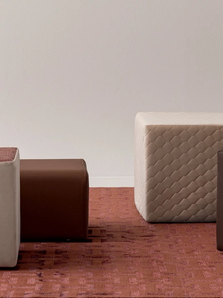 Pouf Pondo quadrato o rettangolare in tessuto o pelle di Oggioni