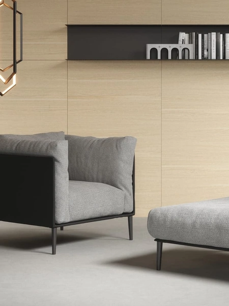 Pouf in tessuto con piedi in metallo Kubì di Novamobili