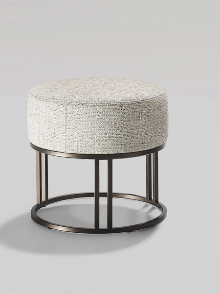 Pouf Orion in tessuto imbottito con base in metallo di Twils