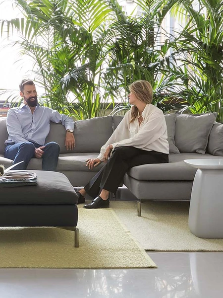 Pouf Reef in tessuto con piedi in metallo di Novamobili