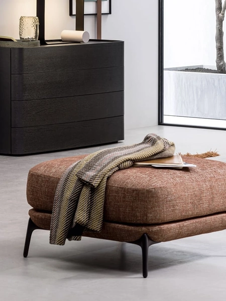 Pouf Velvet in tessuto e piedi in metallo di Novamobili