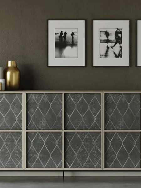 Quadri con grafiche in bianco e nero con cornice in legno laccato nero di Doimo Salotti