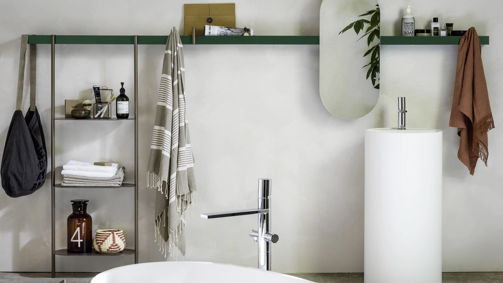 Mensola appendiabiti in laccato con specchio e accessori in metallo Riga di Novamobili