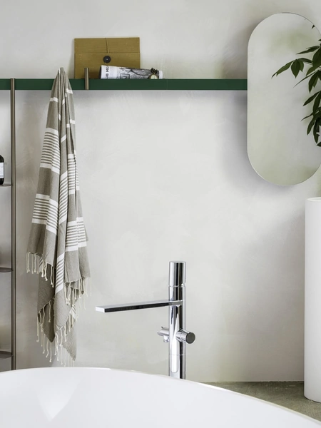 Mensola appendiabiti in laccato con specchio e accessori in metallo Riga di Novamobili