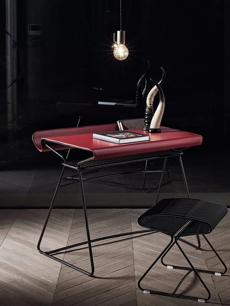 Scrittoio Taylor con piano rivestito in cuoio e struttura in acciaio laccato di Bontempi