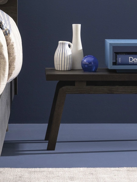 Tavolino Stock in frassino con gambe in massello con vano a giorno a contrasto laccato azzurro di Oggioni