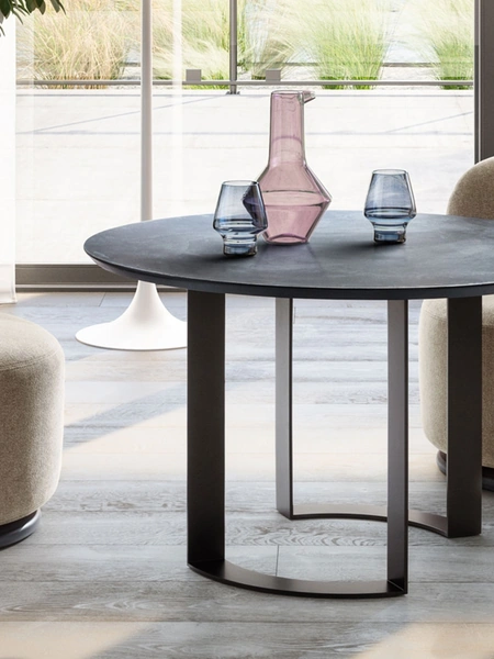 Tavolino Otto Breakfast in cemento spatolato di Twils