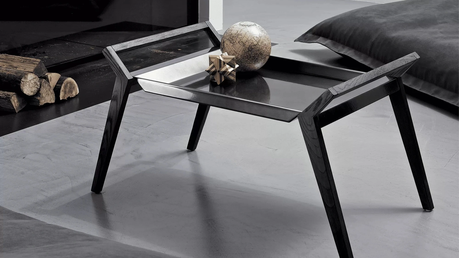 Tavolino Tiffany con top in acciaio laccato e base in legno massello di Bontempi