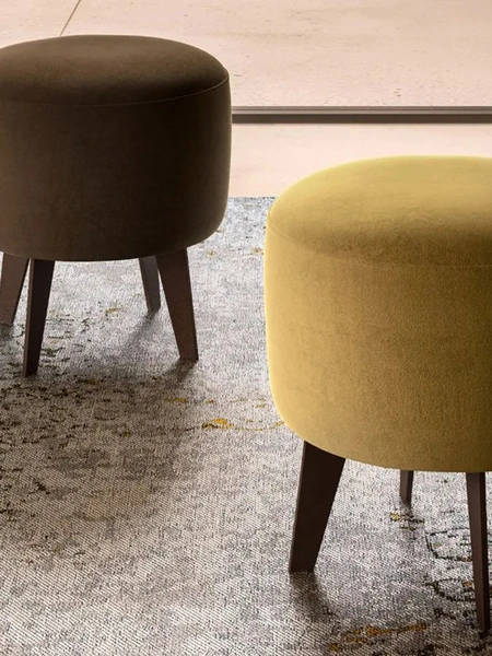 Pouf Tiger in tessuto e legno di Doimo Salotti