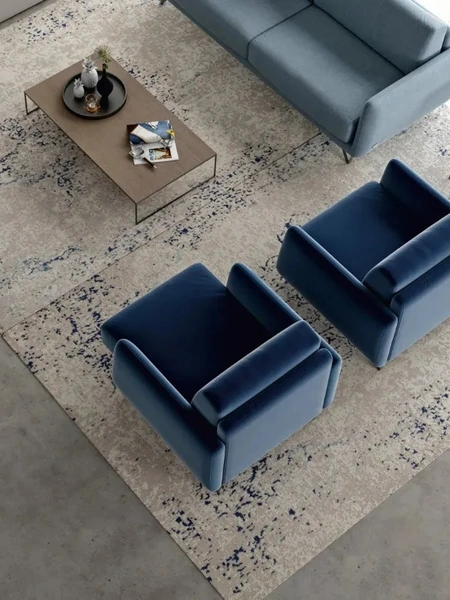 Tappeto di design con effetto délavé, dal gusto neoclassico Vintage di Doimo Salotti