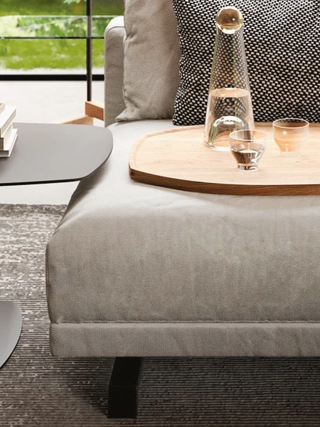 Tavolino in metallo con vassoio in legno Zoom di Ozzio