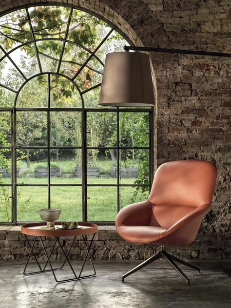 Lampada da terra Cloe con paralume in tessuto e struttura in acciaio laccato di Bontempi