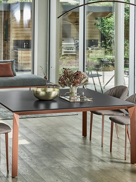 Lampada da terra Circle composta da base in cemento e struttura in acciaio laccato di Bontempi