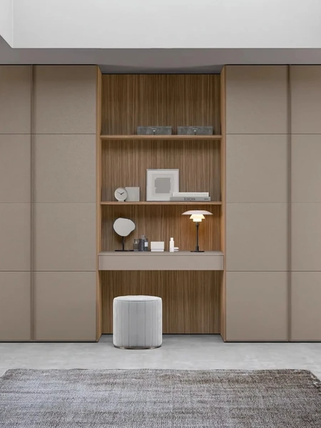 Armadio Atelier con nicchia ad anta battente Soft in ecopelle con elementi a giorno di Adok