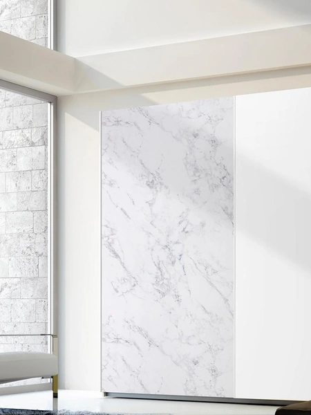 Armadio Anta Scorrevole in melaminico Bianco e  materico effetto marmo di Carrara 28D di Ferrimobili