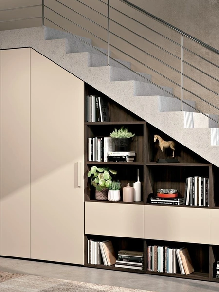 Armadio sottoscala su misura con ante battenti Composizione 36 di Ferrimobili