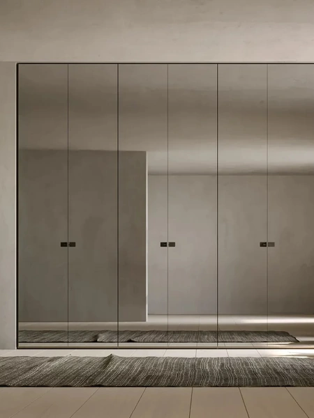 Armadio Atelier con anta Line a specchio finitura fumé di Adok