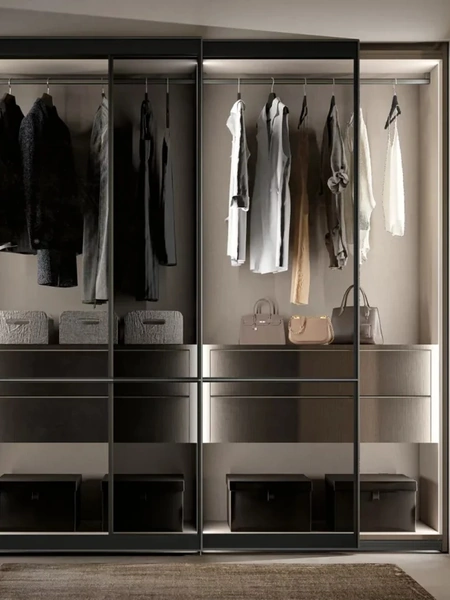 Armadio Atelier con ante scorrevoli Plane in Vetro fumé con telaio in alluminio di Adok