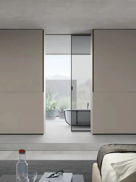 Armadio bifacciale Atelier con ante scorrevoli Ritmo in laccato Cenere con porta integrata di Adok