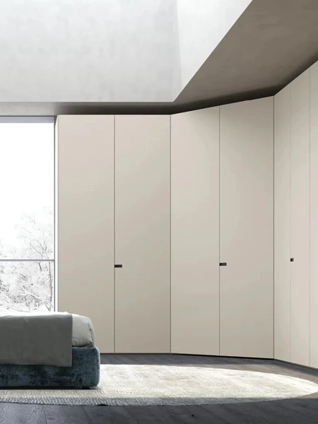 Armadio Line Atelier con Cabina angolare ad anta battente line in laccato finitura Ghiaccio di Adok