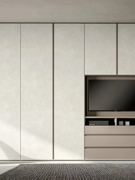 Armadio Atelier ad anta battente Return in melaminico finitura Calce e laccato finitura Fango con TV di Adok