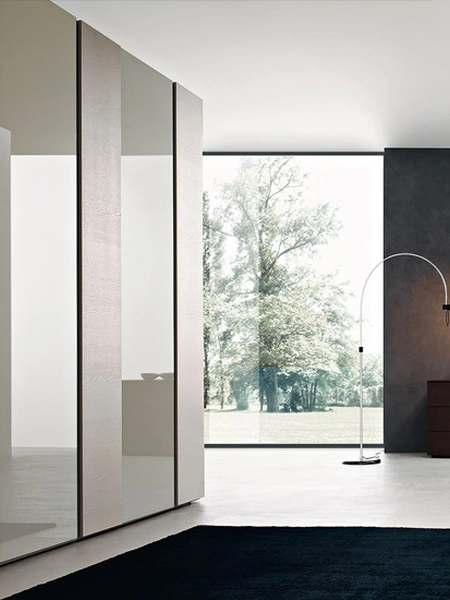 Armadio con ante battenti SP 35 in laccato lucido e opaco di Sangiacomo