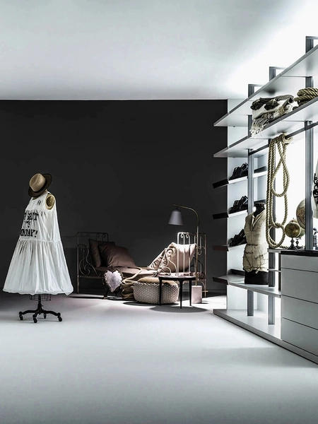 Cabina Armadio a Vista Freedhome in laccato bianco opaco sorretta da montanti di Caccaro