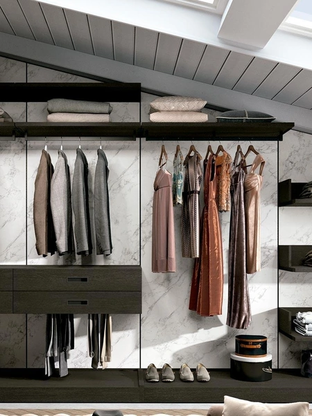 Cabina Armadio mansardata in melaminico con spalla in materico effetto marmo di Carrara Railsystem 12 di Ferrimobili