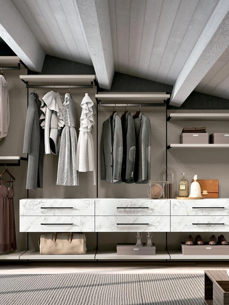 Cabina Armadio su misura per mansarde con travi in melaminico e materico effetto marmo di Carrara Railsystem 23A di Ferrimobili