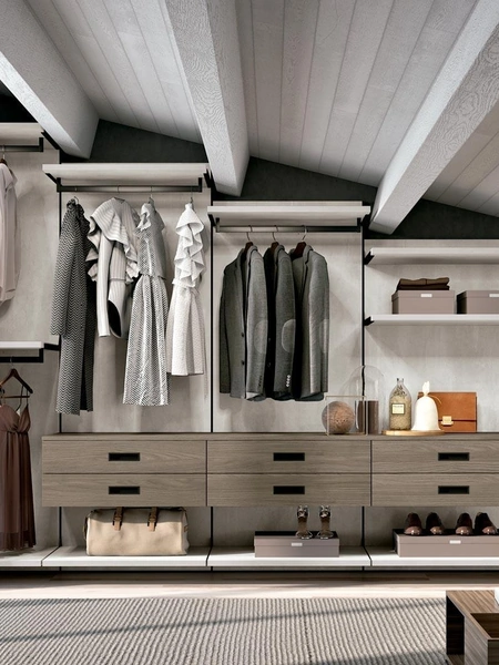 Cabina Armadio su misura per mansarde con travi Railsystem 23B di Ferrimobili